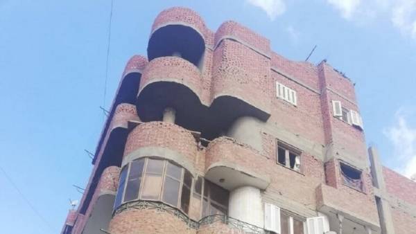 جريمة بشعة تهز مصر.. أم تلقي طفلتيها من الطابق الرابع واحدة تلو الأخرى