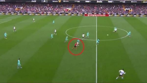 شاهد.. حكم مباراة فالنسيا وبرشلونة يثير الجدل بقرارين غريبين