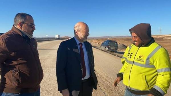 الرزاز : الانتهاء من مشروع الطريق الصحراوي نهاية العام الحالي