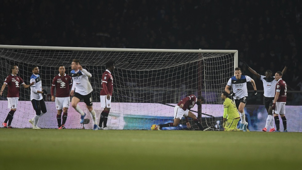 مهاجم أتالانتا يدهش الجماهير بهدف مخادع من ضربة خطأ (فيديو)