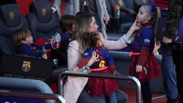 راكيتيتش يستفز جماهير برشلونة بسبب زوجته