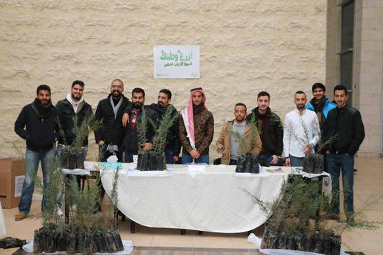 طلبة إعلام جامعة الشرق الأوسط ينفذون حملة ازرع وطنك