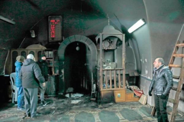 مستوطنون يحرقون مسجدا ثانيا بالقدس المحتلة ويقتحمون الأقصى بحماية قوات الاحتلال