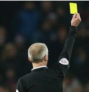 لاعب كرة قدم يتلقى 3 بطاقات في غضون 12 ثانية... فيديو