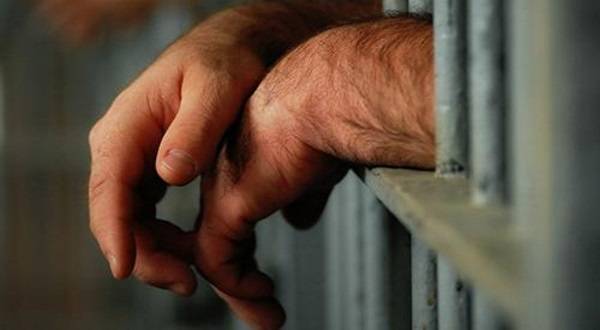 السجن لموظفين وغرامات مالية للتلاعب بعطاء بناء سور