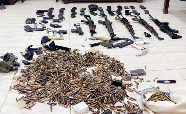 ضبط 11 سلاحاً نارياً وذخيرة بمداهمة منزل في عمان