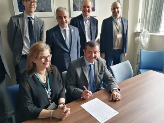 لقاء مع المبتعثين للدكتوراة.. وتوقيع اتفاقية برنامج ماجستير مشترك بين جامعتي عمان الأهلية وبرادفورد