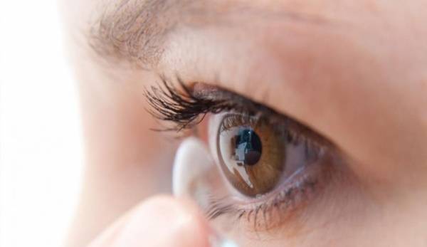 عدسات لاصقة ذاتية الترطيب لا تسبب جفافا في العينين