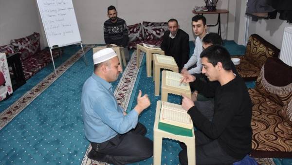 تركيا.. رحلة عمرة هدية لـ5 صم حفظوا القرآن بلغة الإشارة