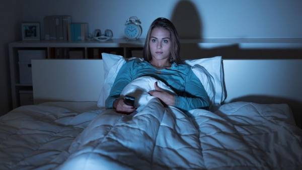 التلفزيون في غرفة النوم.. نعم أم لا؟ ماذا يقول أخصائيو علم النفس؟
