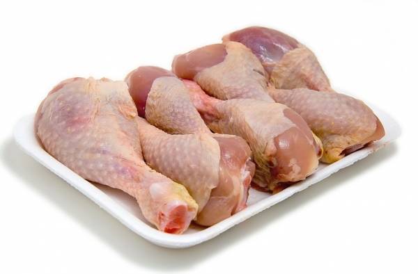 وقف استيراد الدجاج المجمد يهدد شركات بالاغلاق .. والتجار يطالبون الحكومة بانقاذ القطاع (تفاصيل)