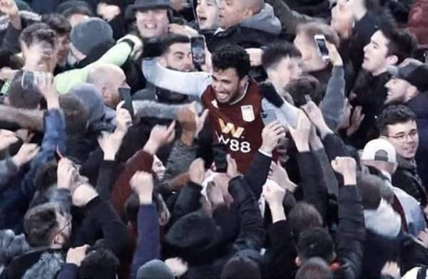 جماهير إنجليزية تحمل المصري تريزيغيه بعد هدفه القاتل(شاهد)