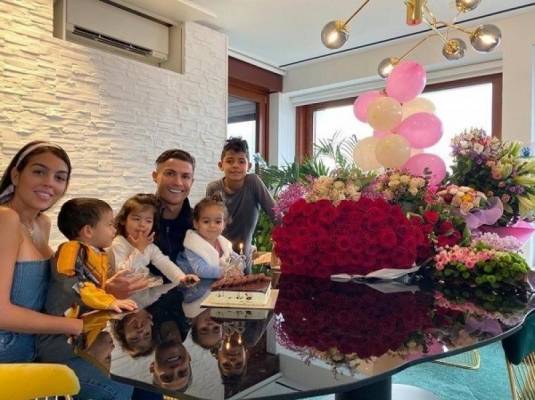 صديقة رونالدو تفجر مفاجأة بزواجهما السري