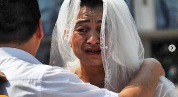 أبٌ يخرج يومياً للشارع بفستان زفاف لإنقاذ ابنته!