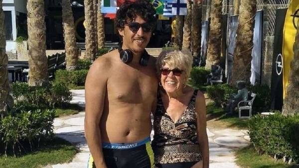 الشاب المصري متزوج العجوز البريطانية يخرج عن صمته