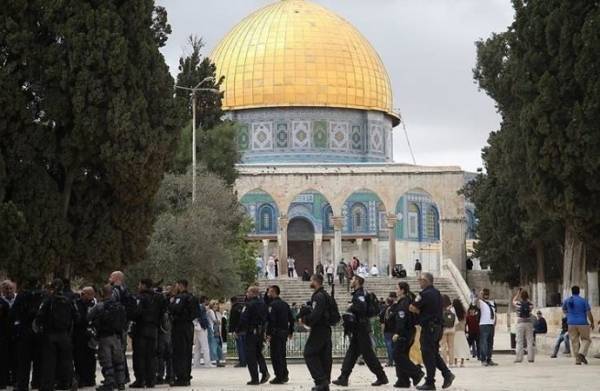 الشرطة الإسرائيلية للجمعة الثالثة على التوالي تعتدي على المصلين في الأقصى بعد صلاة الفجر