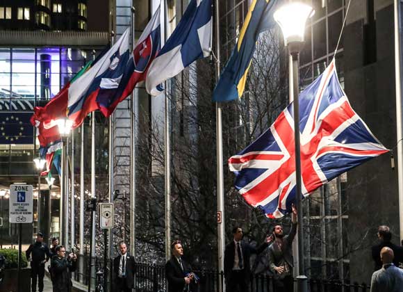 بريطانيا تخرج رسمياً من الاتحاد الأوروبي منهيةً 47 عاماً من الزواج الصاخب بين لندن وبروكسل ومفتتحةً صفحةً جديدة من تاريخها