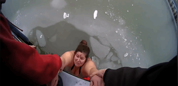 ذهبت لصيد السمك.. فسقطت في البحيرة المتجمّدة