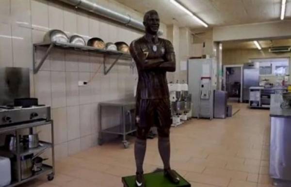 شاهد.. تمثال رونالدو شوكولاندو بقياسات حقيقية