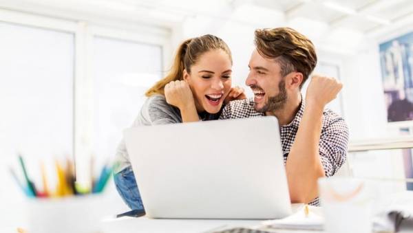 لماذا عليك أن تحب شخصا يجعلك تضحك حتى البكاء؟