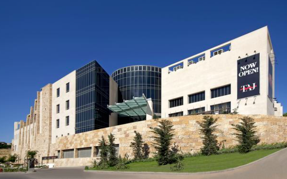 التاج مول يطيح بالمستشارة المصرية داليا ويعين مرام عناية بدلاً منها