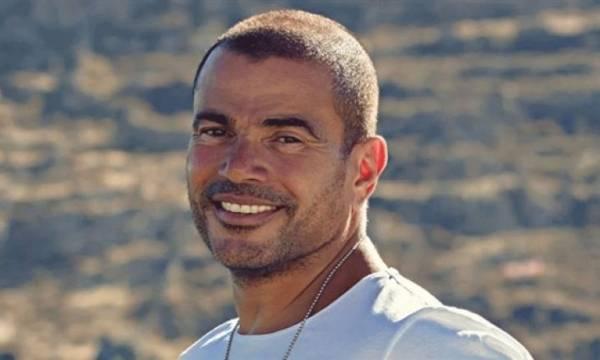 الموت يفجع عمرو دياب.. وانتقادات لاستمراره في تقديم حفلاته