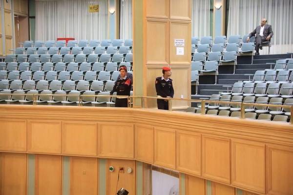 ثلاثيني يحاول الانتحار باضرام النار بنفسه في شرفات مجلس النواب