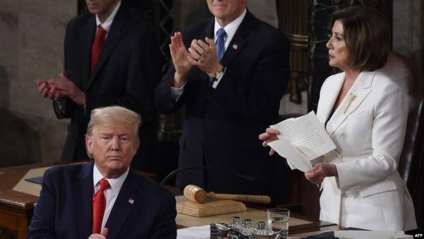 بيلوسي تمزق خطاب ترامب بعد تجاهله مصافحتها (فيديو)