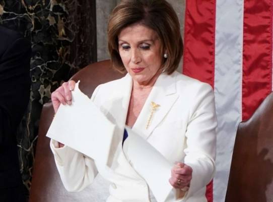 بيلوسي تمزق نسخة من خطاب ترامب في الكونغرس الأمريكي