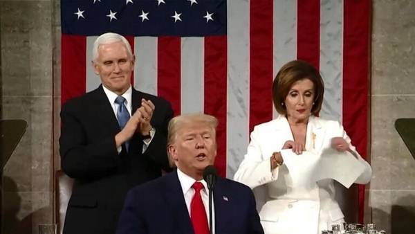 بيلوسي بطلة وملكة بعيون الأمريكيين لتمزيقها خطاب ترامب