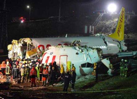 قتيل و157 جريحا في انشطار طائرة ثلاثة أجزاء واندلعت فيها النار بعد خروجها عن المدرج في اسطنبول (صور وفيديو)