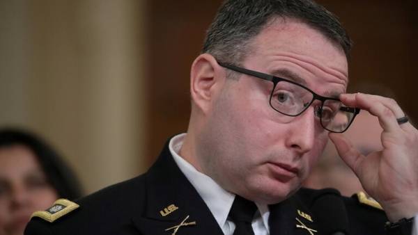 البيت الأبيض يقيل خبيرا بمجلس الأمن القومي شهد ضد ترامب في الكونغرس