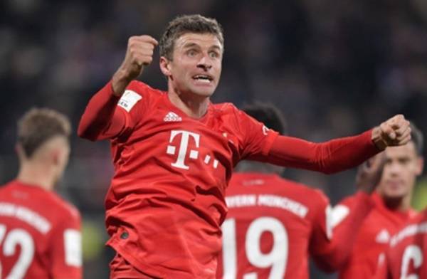 مضحك.. مولر يتحول إلى دجاجة خارج الملعب (شاهد)