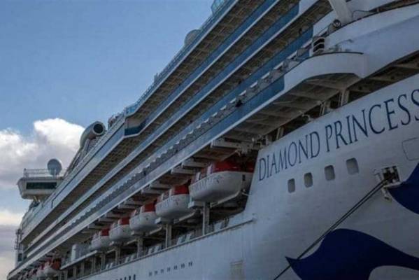 سفينة ضخمة مزدحمة بالركاب وموبوءة بـكورونا على ضفاف اليابان