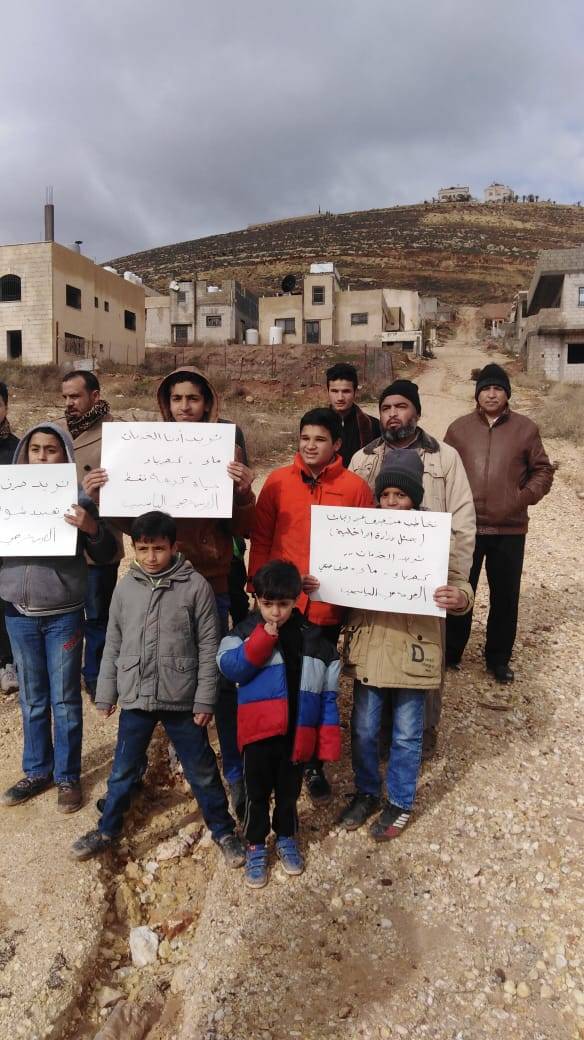 ٥٠ منزل في عين الباشا بعد قطع الكهرباء عنهم يقضون اول ليلة ثلجية على الشموع ونواسات الكاز