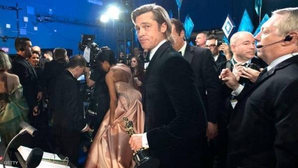 براد بيت المندهش يتوج بالأوسكار بعد 30 عاما