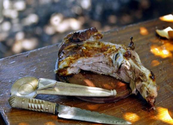 تحذير.. لا تقطعوا اللحم بأيديكم للضيوف أثناء تناول الطعام