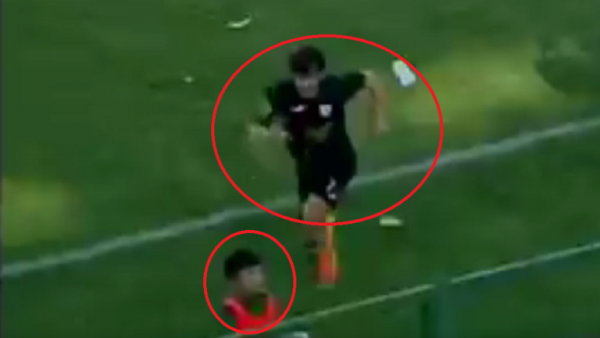 شاهد.. لاعب كرة قدم يركل طفلا جامع كرات لسبب غريب