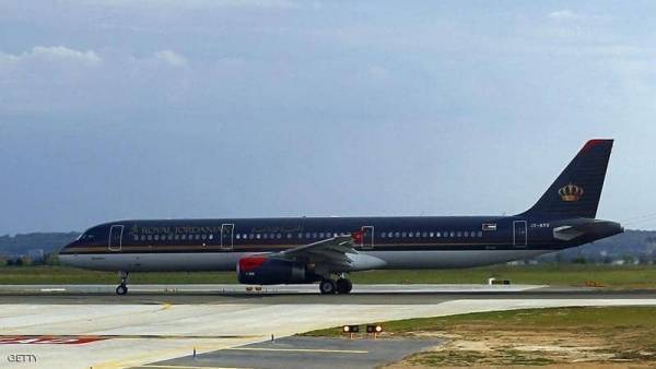 بعد فشل ٢٠طائرة ! الملكية الاردنية تنجح بالهبوط في مطار هيثرو البريطاني (فيديو)