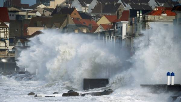 سيارا تجتاح أوروبا.. إلغاء رحلات جوية وتأجيل مبارايات رياضية وانقطاع كهرباء (فيديو)