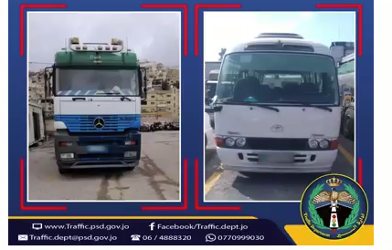 ضبط سائق شاحنة وسائق باص يقومان بالقيادة بطريقة متهورة على الطريق الصحراوي (فيديو)