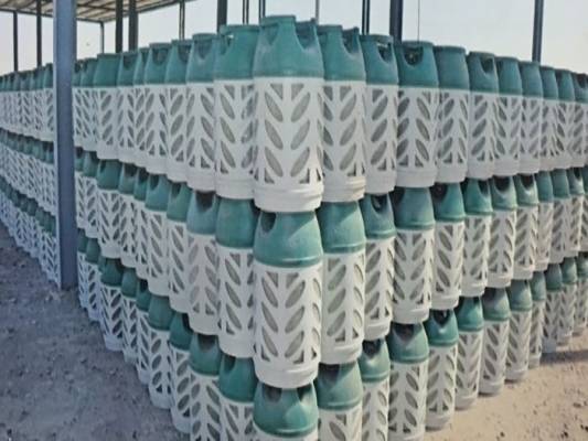 وزيرة الكبسة غائبة عن معركة الاسطوانات الحديدية والبلاستيكية ؟!