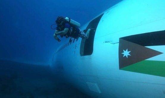 بالفيديو .. الملك وولي العهد يغوصان في خليج العقبة