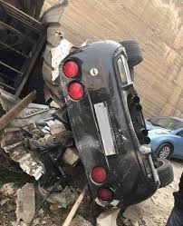 إصابة عامل محطة غسيل مركبات بعد سقوط سيارة من علو 10 أمتار (صور)