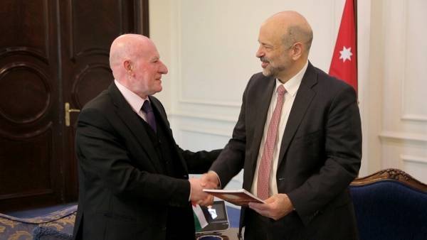 الرزاز يتسلم نسخة من تقرير اللجنة الوطنية للقانون الدولي الإنساني