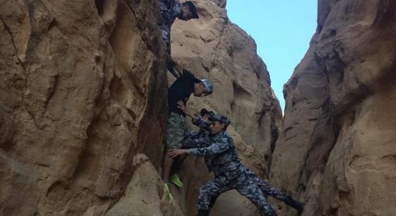 انقاذ أربعة أشخاص علقوا على قمة جبل