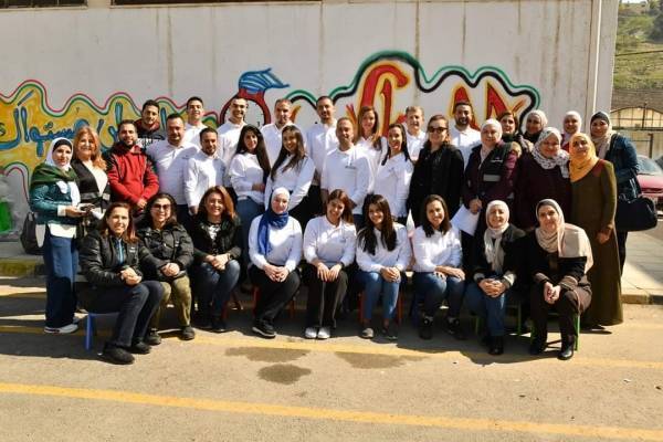 البنك الأردني الكويتي يوزع الملابس والاحذية على طلبه مدارس ماركا.. صور