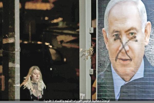 (الرئيس المتهم) يقترب من القضبان