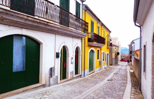 بعد أن انتشرت عروض بيع المنازل الخالية مقابل يورو واحد.. بلدة إيطالية تقدم عرضاً مختلفاً