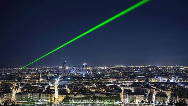 أشعة ليزر غادرة تحرق عين طيار في السماء.. وتهدد بكارثة